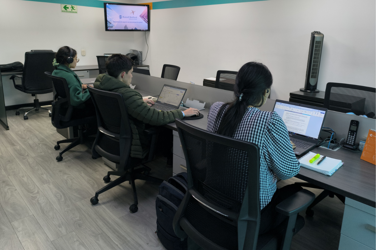 Como las PYMEs pueden aprovechar las últimas tendencias en Inteligencia Artificial y Automatización de Procesos, Desarrollo Digital, Russell Bedford, Bogotá, Medellín, Cali, Barranquilla, Cartagena.