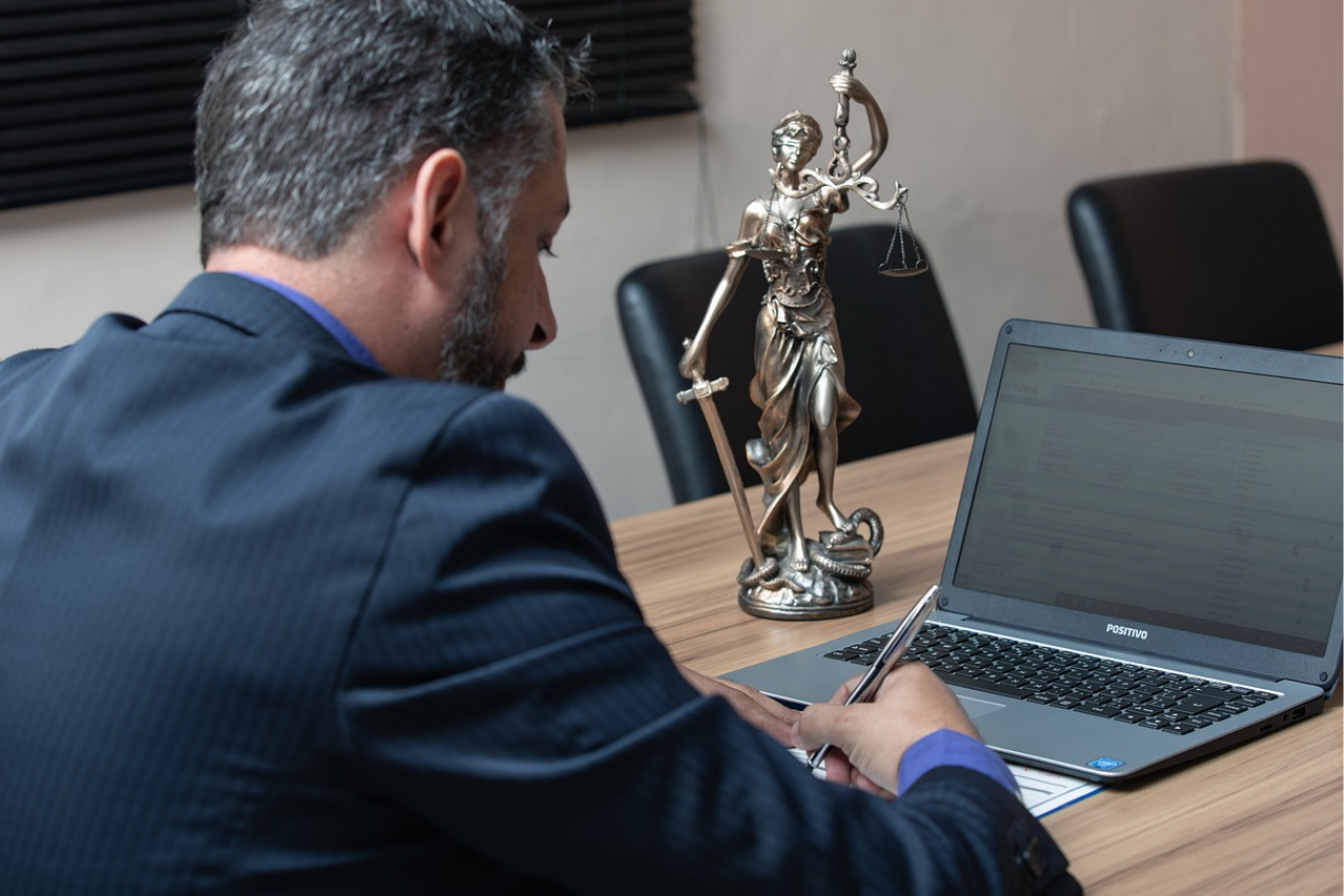 Abogado laboralista trabajando en la gestión BPO laboral y el cumplimiento normativo dentro de una empresa.