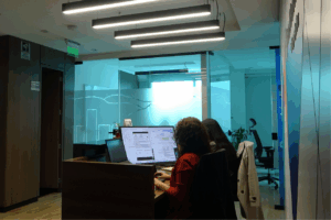 Profesionales implementando nómina electrónica tras la Reforma Laboral 2025 y gestionando contratos de aprendizaje en oficina corporativa.