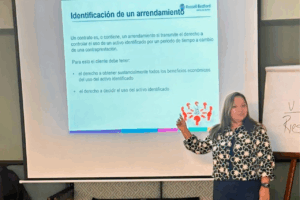 Profesional de Russell Bedford explicando aspectos legales de arrendamientos dentro de contratos comerciales como parte de un servicio de asesoría legal.