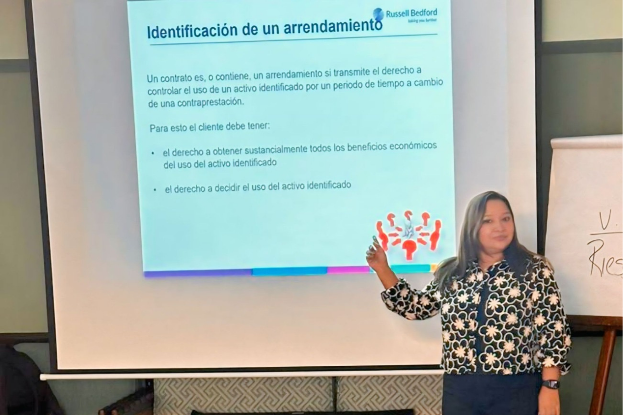 Profesional de Russell Bedford explicando aspectos legales de arrendamientos dentro de contratos comerciales como parte de un servicio de asesoría legal.