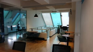 Oficina moderna con servicios de BPO en Colombia, vinculada a la gestión del recargo por trabajo en día de descanso obligatorio y festivo.