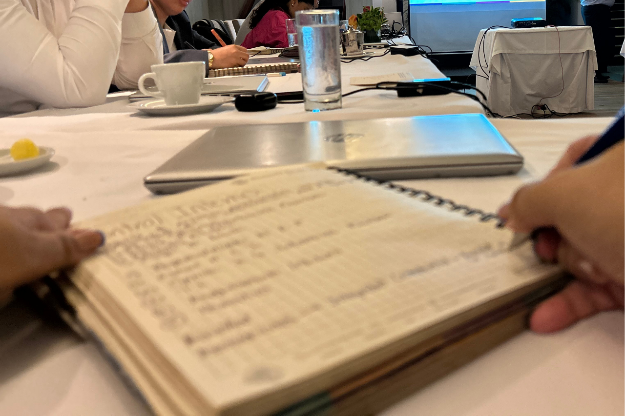 Profesionales de Russell Bedford, en una reunión tomando notas y revisando documentos relacionados con la implementación de la firma electrónica y la necesidad de una asesoría legal para las empresas.