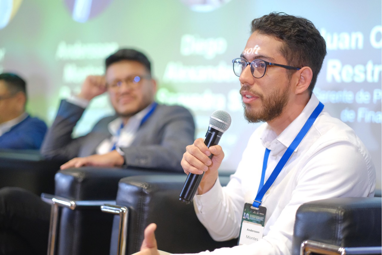 Panel de expertos de Russell Bedford, hablando sobre Inteligencia Artificial y su impacto en el desarrollo digital empresarial durante un evento corporativo.