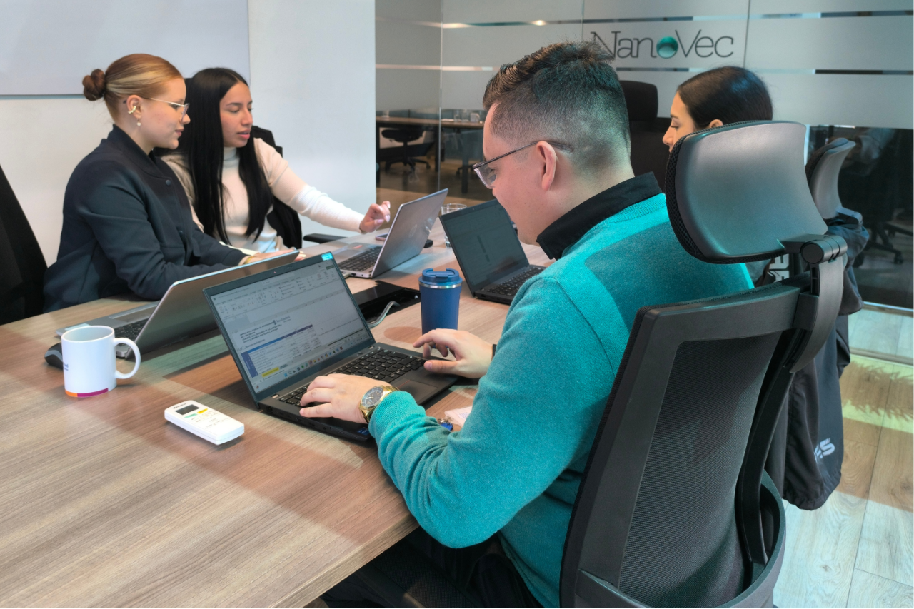 Equipo de finanzas corporativas de Russell Bedford, analizando datos para la valoración de intangibles de una empresa