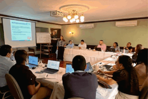 Capacitación empresarial sobre implementación del SARLAFT y asesoría legal en cumplimiento normativo.