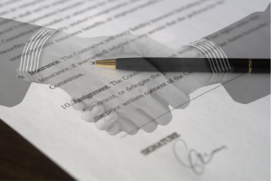 Revisión legal de beneficios extralegales y acuerdos laborales en empresas colombianas