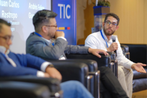 Panel de expertos discutiendo transformación digital e innovación corporativa en un entorno empresarial.