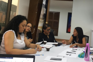 Equipo de Russell Bedford en reunión de BPO revisando el Calendario laboral 2026 en Colombia y obligaciones del empleador.
