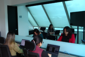 Licencia no remunerada: equipo de RR. HH. revisando nómina y cumplimiento de obligaciones laborales y seguridad social