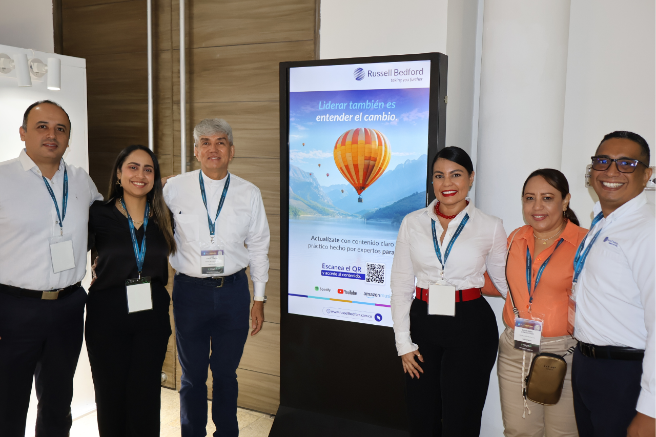 Equipo de Russell Bedford en evento empresarial promoviendo formalidad y registro mercantil en Colombia