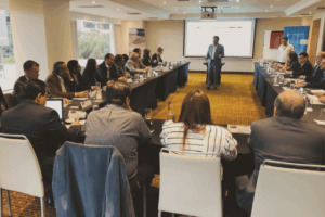 Reunión empresarial sobre evaluación de negocio en marcha con enfoque de auditoría externa y revisoría fiscal en Russell Bedford.