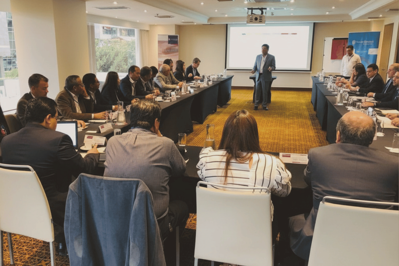 Reunión empresarial sobre evaluación de negocio en marcha con enfoque de auditoría externa y revisoría fiscal en Russell Bedford.