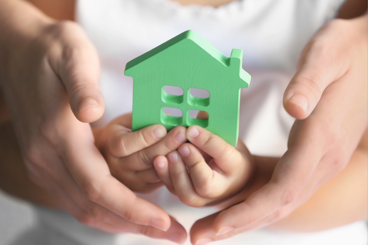 Representación de una familia adoptante que simboliza la licencia de maternidad y paternidad en adopción en Colombia y los cambios en la normativa laboral.