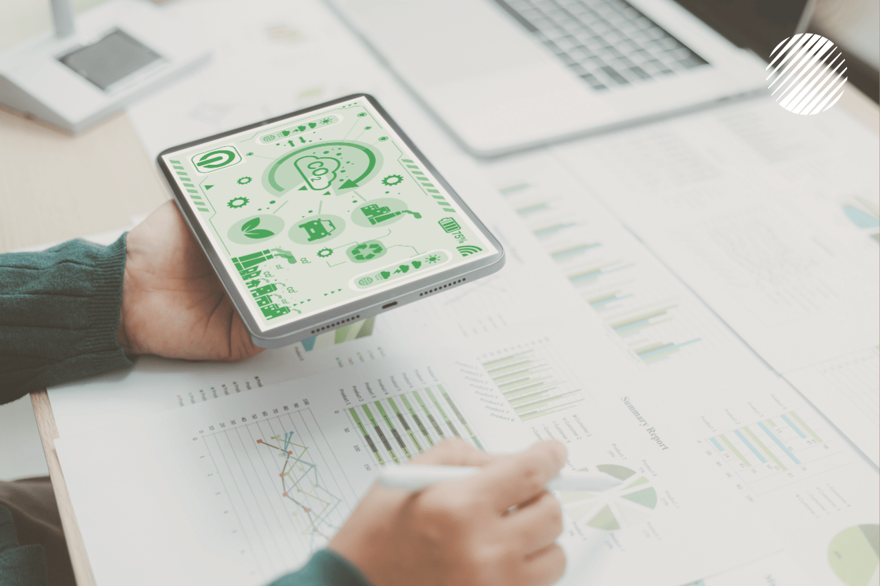 Profesional en Russell Bedford desde el área de ESG revisando indicadores para elaborar un reporte de sostenibilidad empresarial.