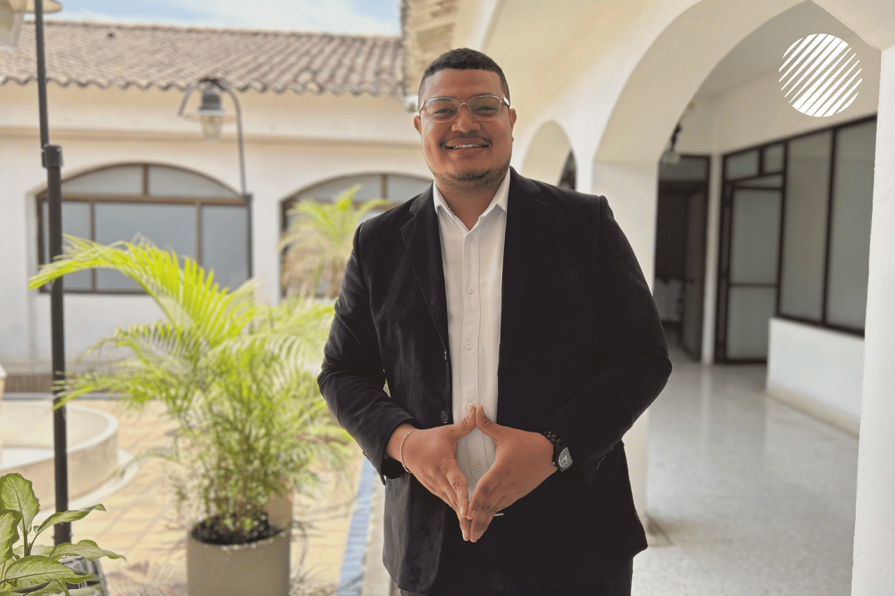 Profesional de Russell Bedford que transmite cercanía, confianza y acompañamiento experto en artículo sobre sucesión ilíquida y consultoría tributaria en Colombia.