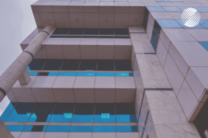 Edificio corporativo Russell Bedford en donde ofrece servicios legales y detección de operaciones inusuales y sospechosas para entornos empresariales.