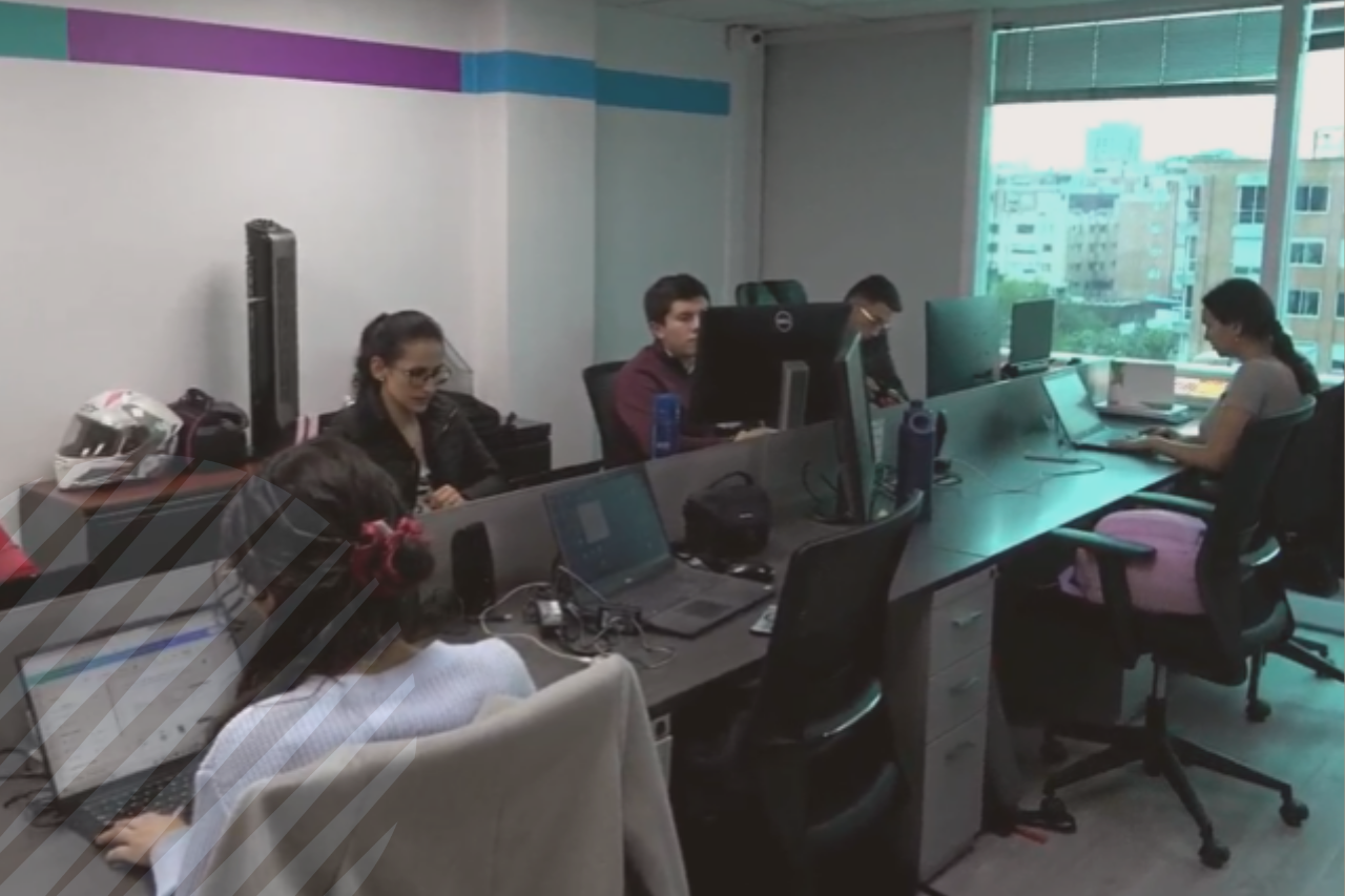 Trabajadores en oficina durante jornada laboral en una empresa que puede ser objeto de inspecciones o visitas del Ministerio del Trabajo. Russell Bedford - Servicios Legales