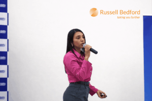 Profesional de Russell Bedford en presentación sobre auditoría para empresas en crecimiento.