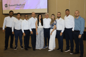 Equipo de expertos de Russell Bedford explicando como implementar el checklist mensual contable y tributario para empresas en Colombia.