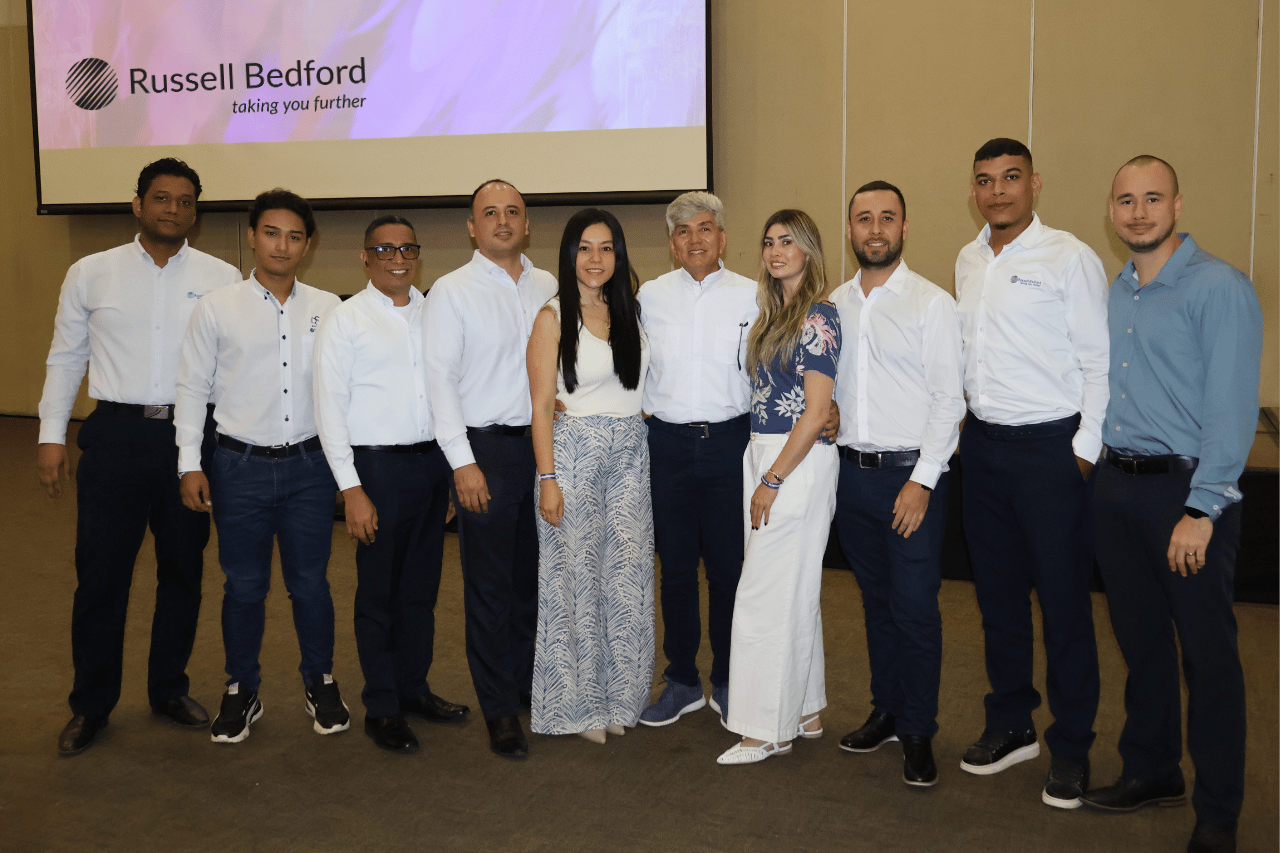 Equipo de expertos de Russell Bedford explicando como implementar el checklist mensual contable y tributario para empresas en Colombia.