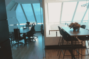 Oficina corporativa de Russell Bedford asociada al análisis de doble materialidad y sostenibilidad empresarial.