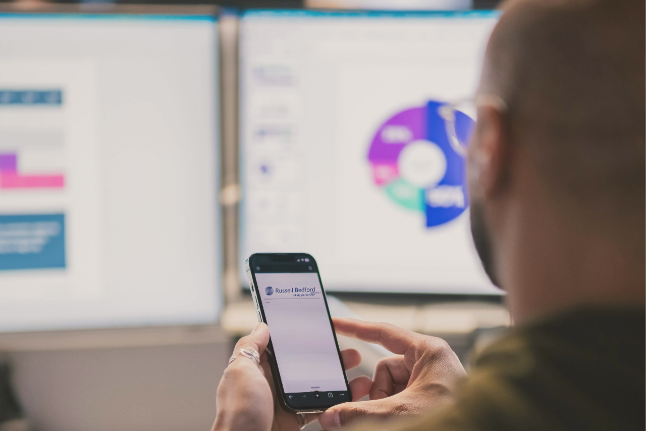 Profesional de Russell Bedford analizando información sobre gobierno digital empresarial para dar una asesoría especializada.