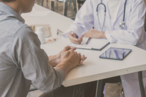 Trabajador en consulta médica asociada a la liquidación de incapacidades en trabajadores con salario variable.