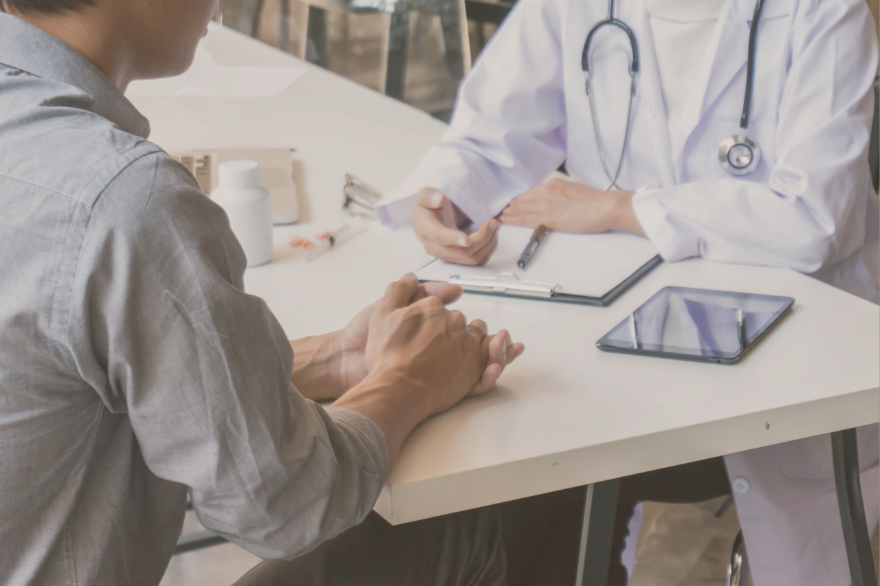 Trabajador en consulta médica asociada a la liquidación de incapacidades en trabajadores con salario variable.