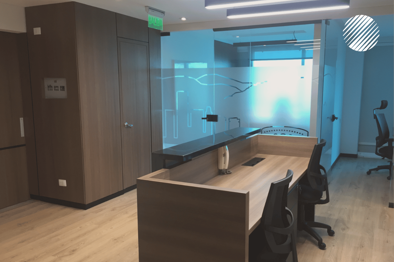 Oficina corporativa de Russell Bedford asociada al análisis de inseguridad jurídica tributaria en empresas de Colombia.