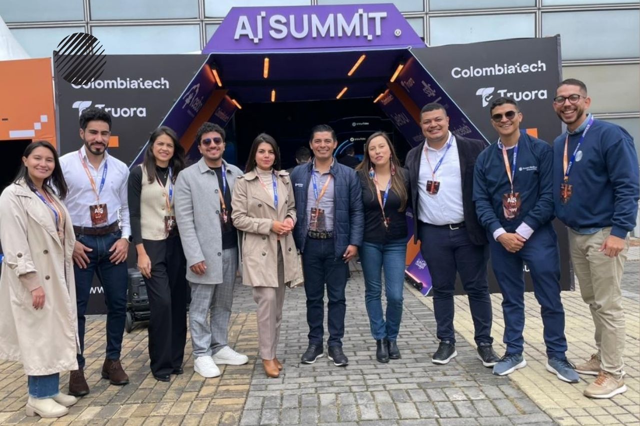 Profesionales de Russell Bedford en evento de transformación digital y analítica de datos para decisiones estratégicas empresariales.