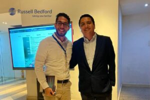 Profesionales de Russell Bedford en evento corporativo sobre consultoría tributaria y liquidación de sociedades en Colombia.
