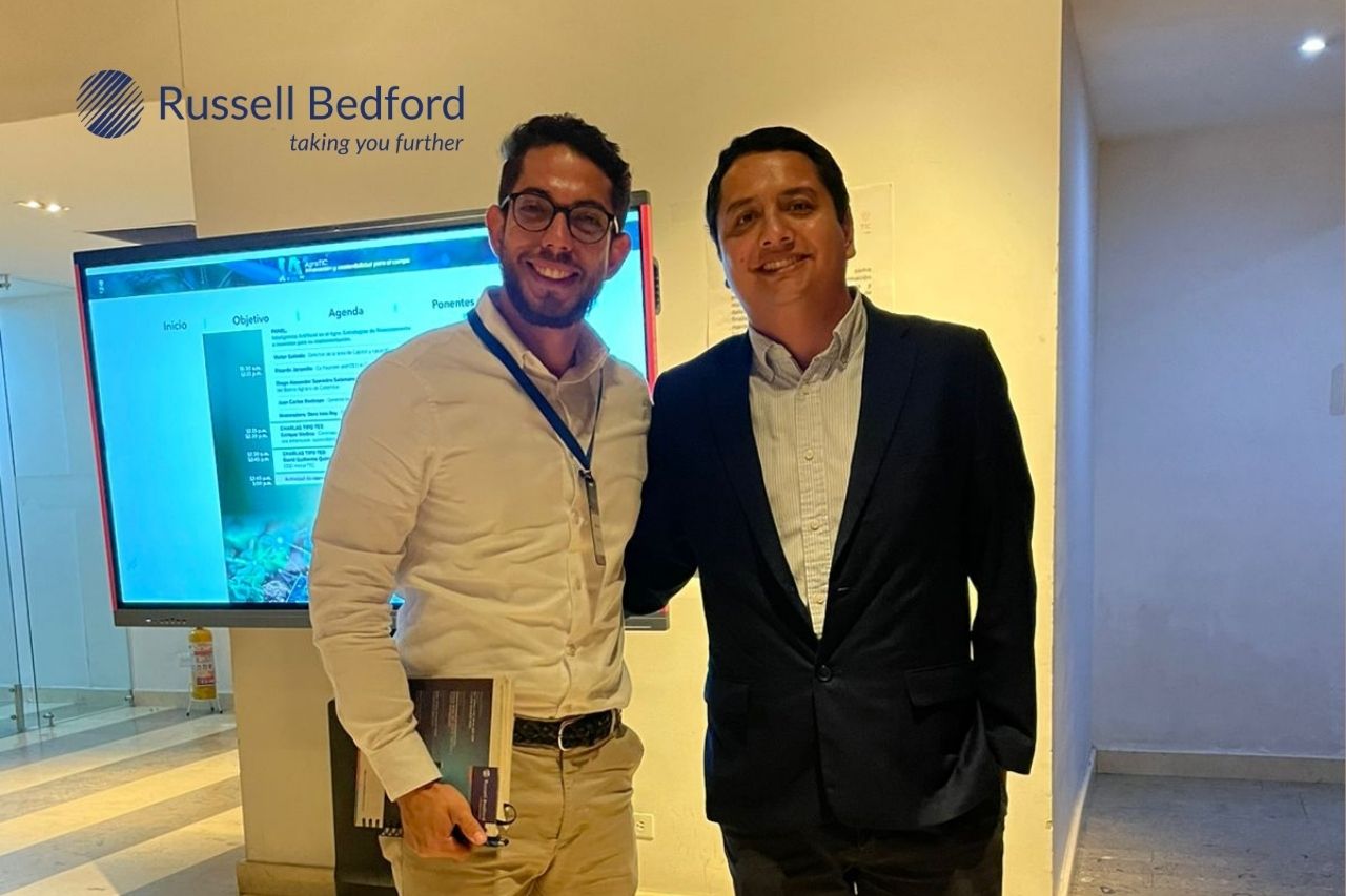 Profesionales de Russell Bedford en evento corporativo sobre consultoría tributaria y liquidación de sociedades en Colombia.