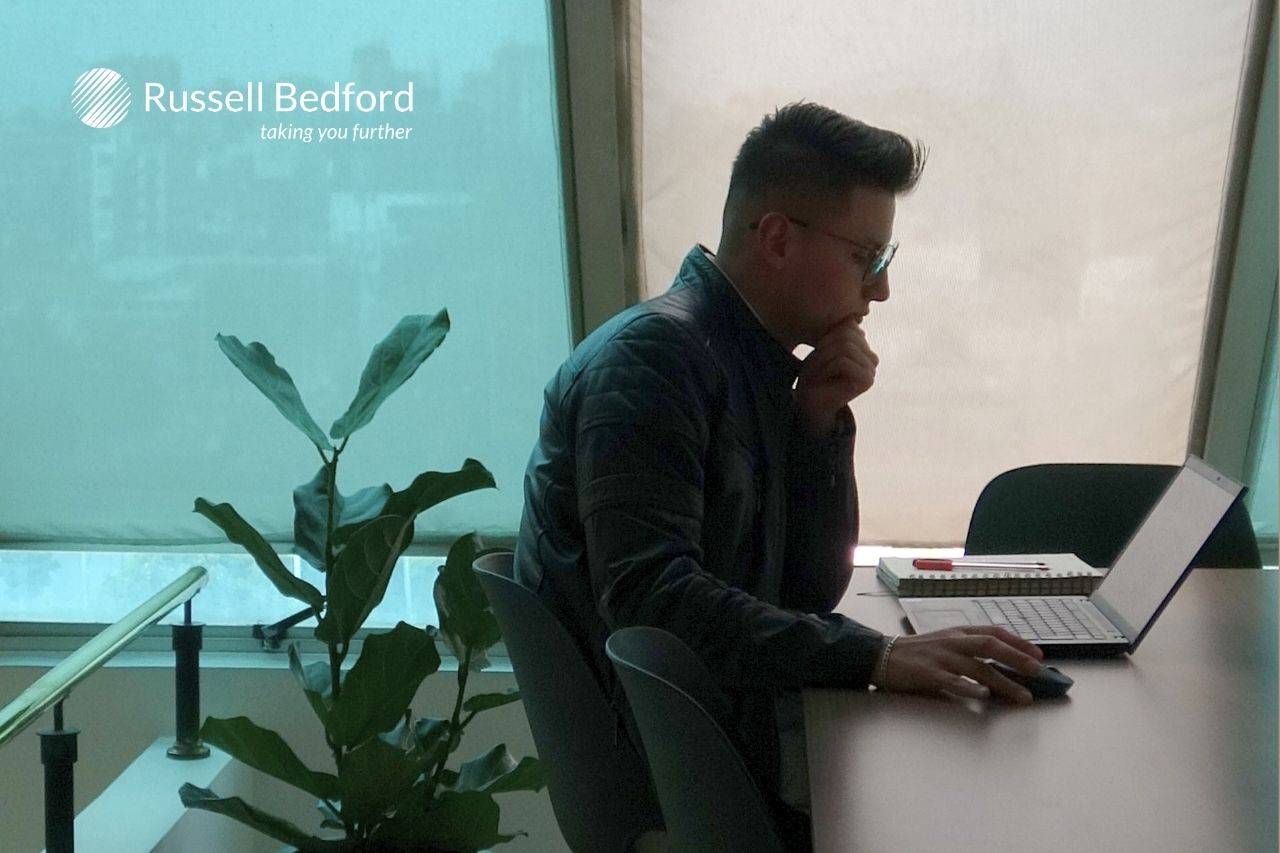 Profesional de Russell Bedford gestionando información exógena cambiaria mediante procesos BPO administrativos.