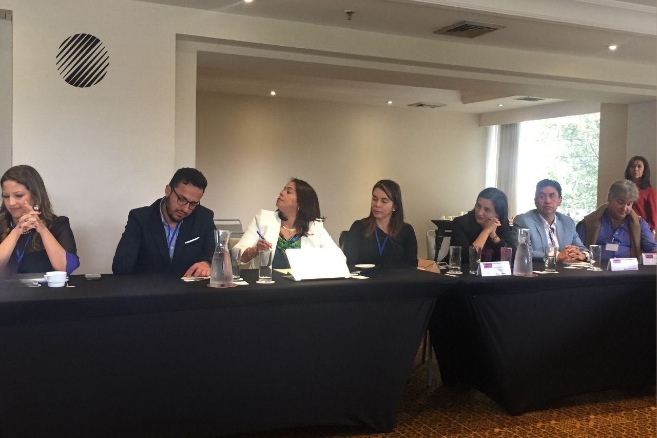 Reunión empresarial de Russell Bedford sobre gobierno corporativo y asambleas societarias en Colombia.