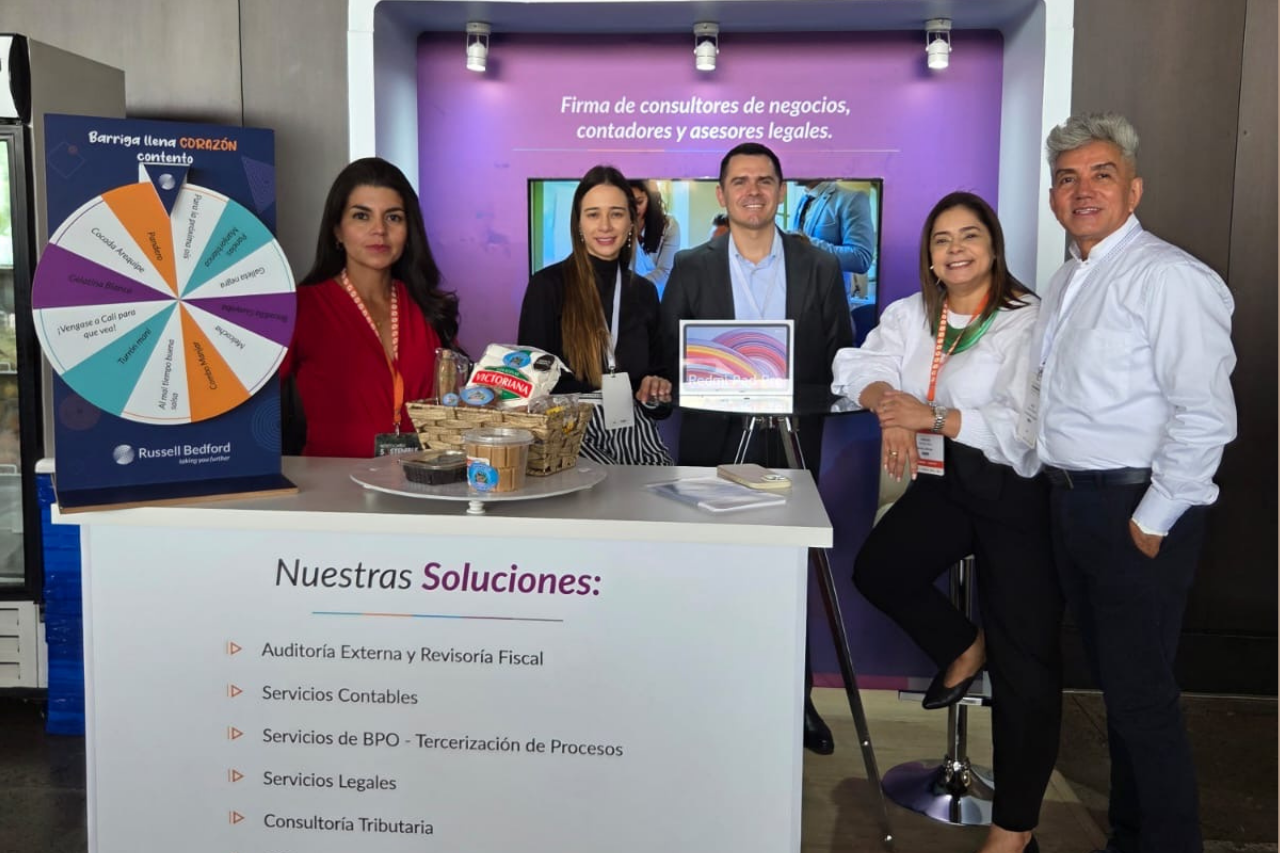 Equipo de Russell Bedford presentando servicios legales y empresariales para acompañar operaciones con criptoactivos en Colombia