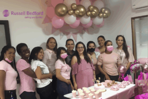 Equipo de Russell Bedford en celebración de maternidad dentro del entorno laboral