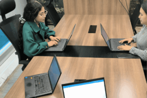 Equipo de trabajo de Russell Bedford en la oficina gestionando procesos relacionados con retención salarial ICETEX.