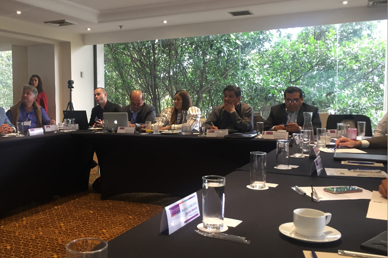 Reunión empresarial sobre derecho de inspección por apoderado en Colombia | Russell Bedford.