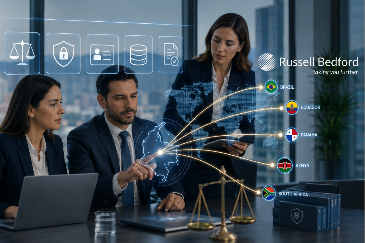 Imagen creada con IA de un equipo empresarial analizando hábeas data financiero y protección de datos. Russell Bedford.