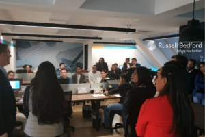 Equipo de Russell Bedford en reunión empresarial sobre cláusulas contractuales para evitar litigios