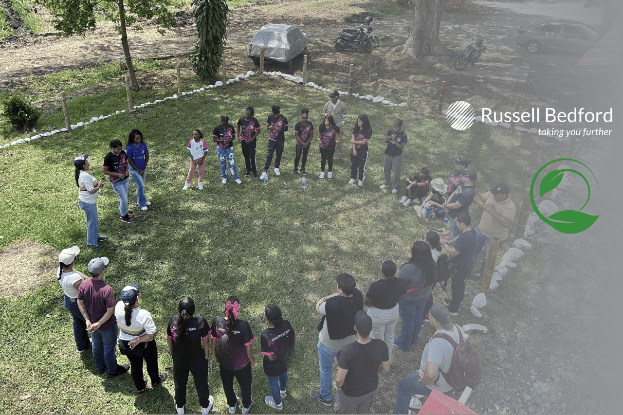 Imagen principal sobre hoja de ruta de economía circular y sostenibilidad empresarial en actividad grupal de Russell Bedford