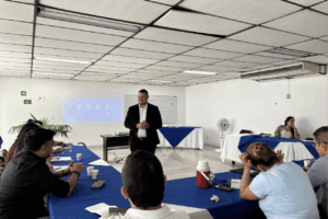 Expositor de Russell Bedford durante una capacitación empresarial sobre el Informe 75 ante un grupo de asistentes en una sala de reuniones.