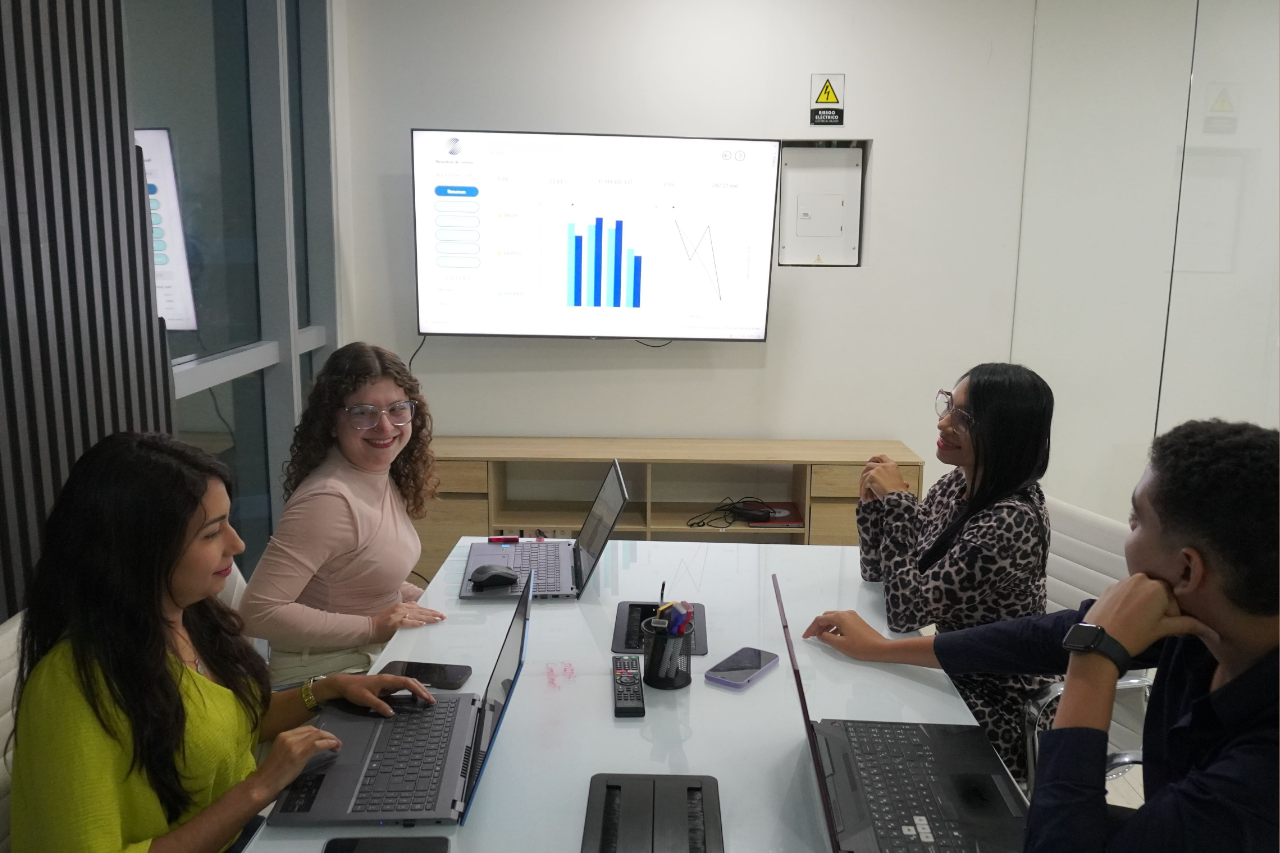 Equipo de Russell Bedford analizando la gestión de tesorería y flujo de caja en una reunión
