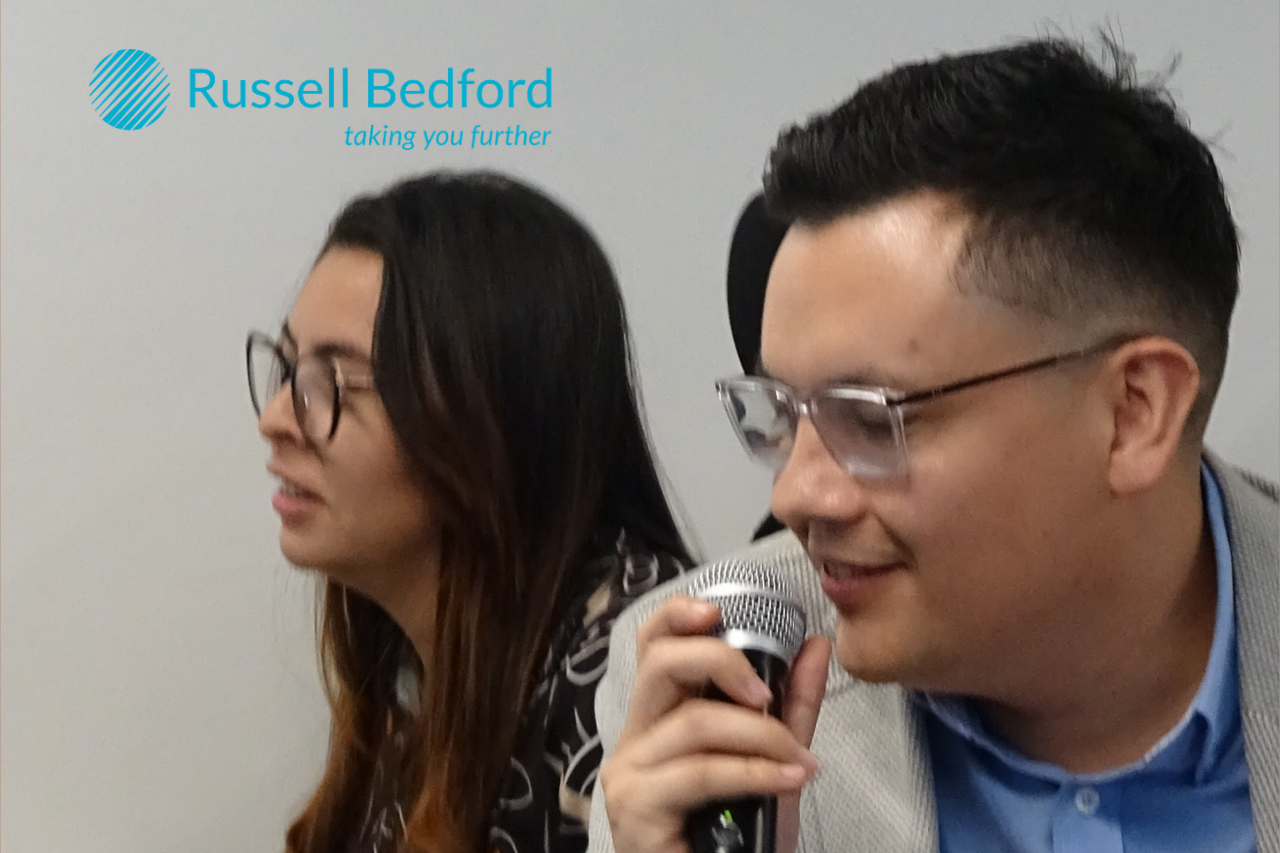 Profesionales de Russell Bedford analizando los medios magnéticos distritales 2026 en Bogotá