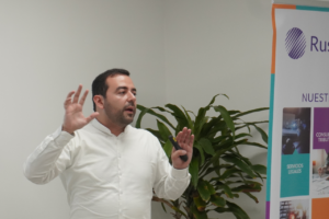 Profesional de Russell Bedford durante presentación sobre beneficios tributarios por donaciones en Colombia.