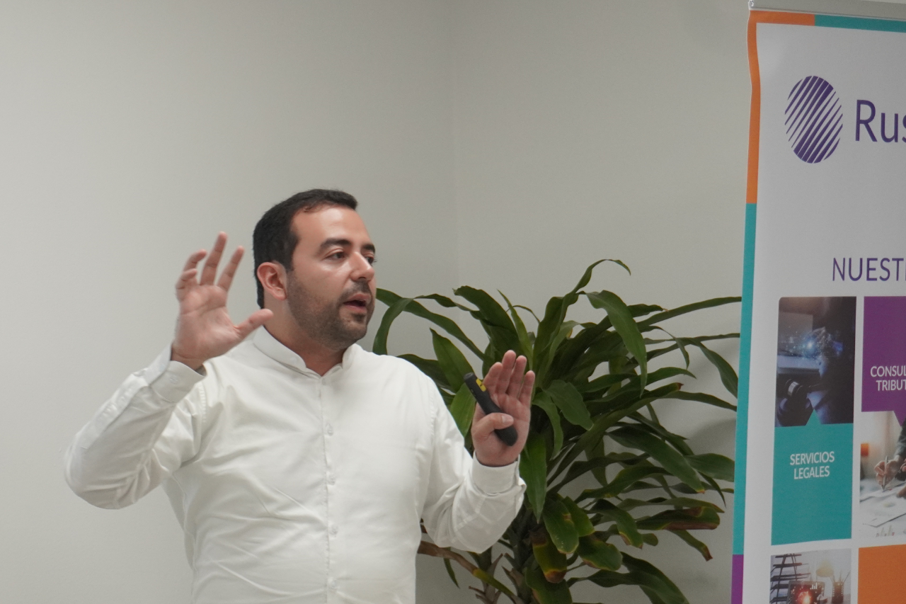 Profesional de Russell Bedford durante presentación sobre beneficios tributarios por donaciones en Colombia.