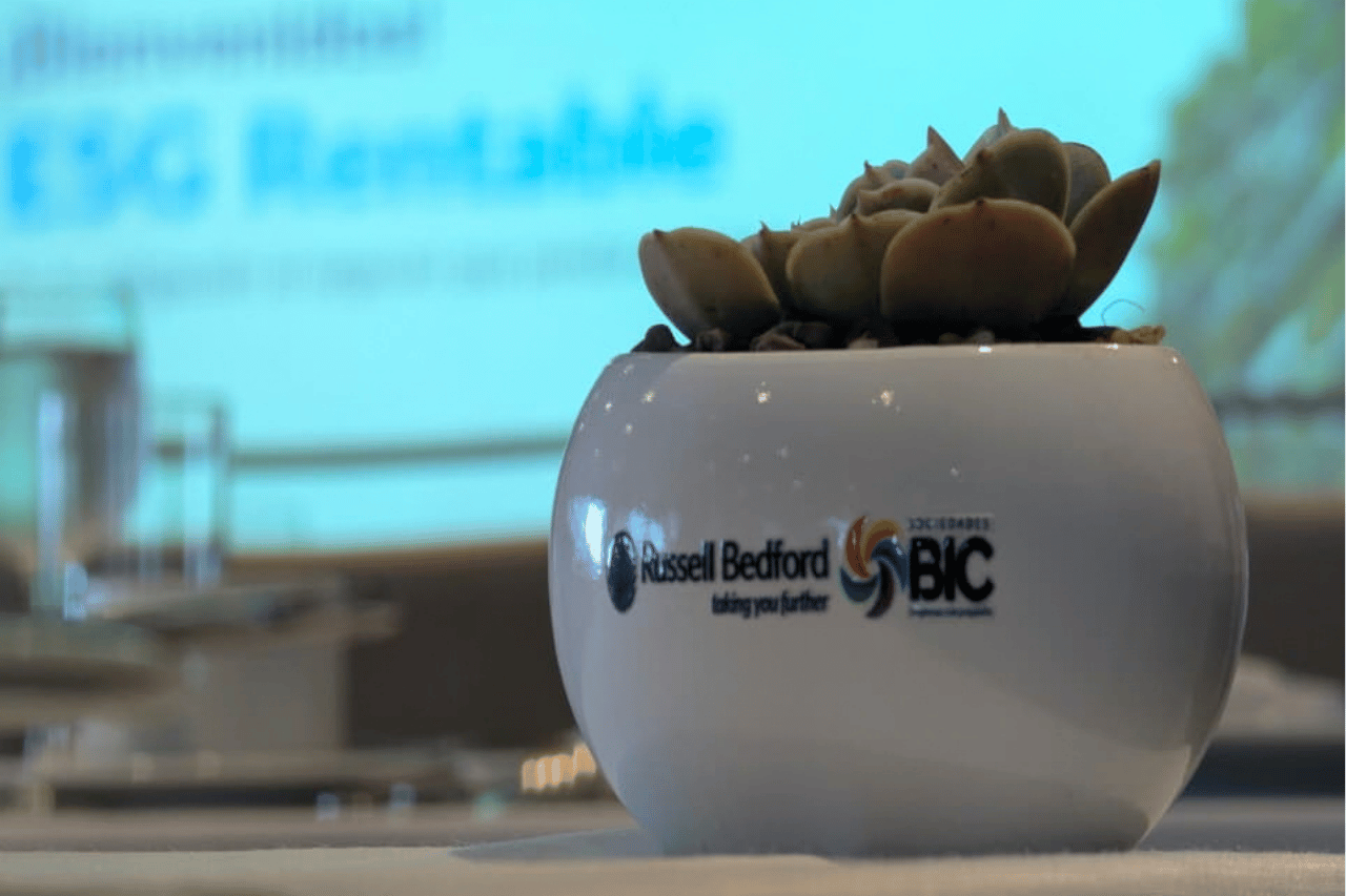 Imagen corporativa de Russell Bedford para artículo sobre apalancamiento financiero y crecimiento empresarial.