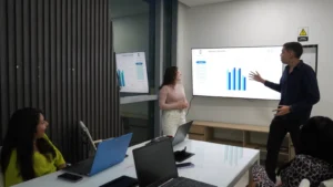 Equipo de Russell Bedford analizando información empresarial relacionada con NIIF S1 y NIIF S2, auditoría y revisoría fiscal.