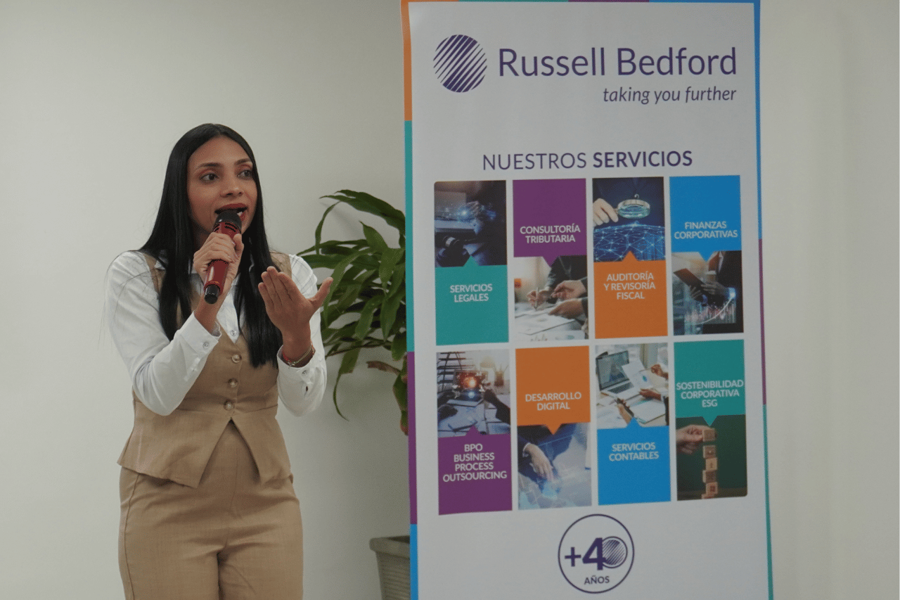 Profesional de Russell Bedford durante charla sobre fuero de maternidad en contratos de prestación de servicios